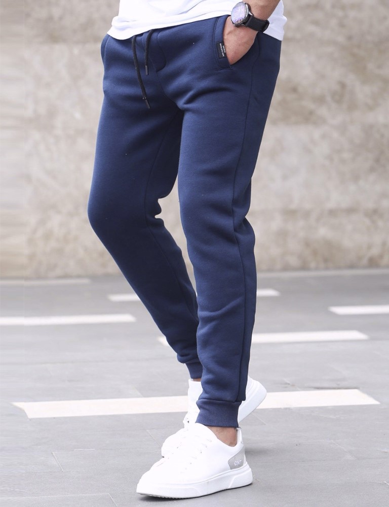 Αντρική φόρμα ελληνικής κατασκευής, διαθέτει λάστιχο στα τελειώματα της και κορδόνι που δένει στην μέση.Σύνθεση:65%COTTON 35%POLΕφαρμογή: Κανονική