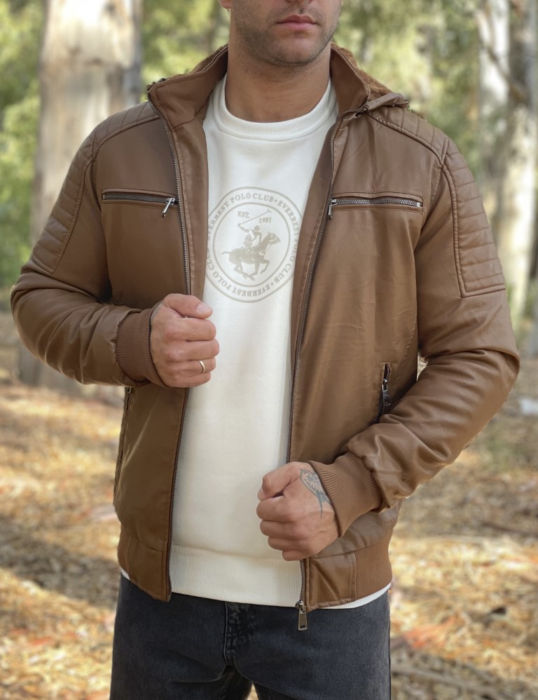 Ανδρικό μπουφάν από δερματίνη με αποσπώμενη κουκούλα και εσωτερική γούνινη επένδυση. Διαθέτει τρεις τσέπες, δύο εξωτερικά και μία εσωτερικά.Κανονικά- Μοντέρνα γραμμήΣύνθεση: 100% πολυεστέραςTο μοντέλο έχει ύψος 1.85 και βάρος 95 κιλά. Φοράει XXL