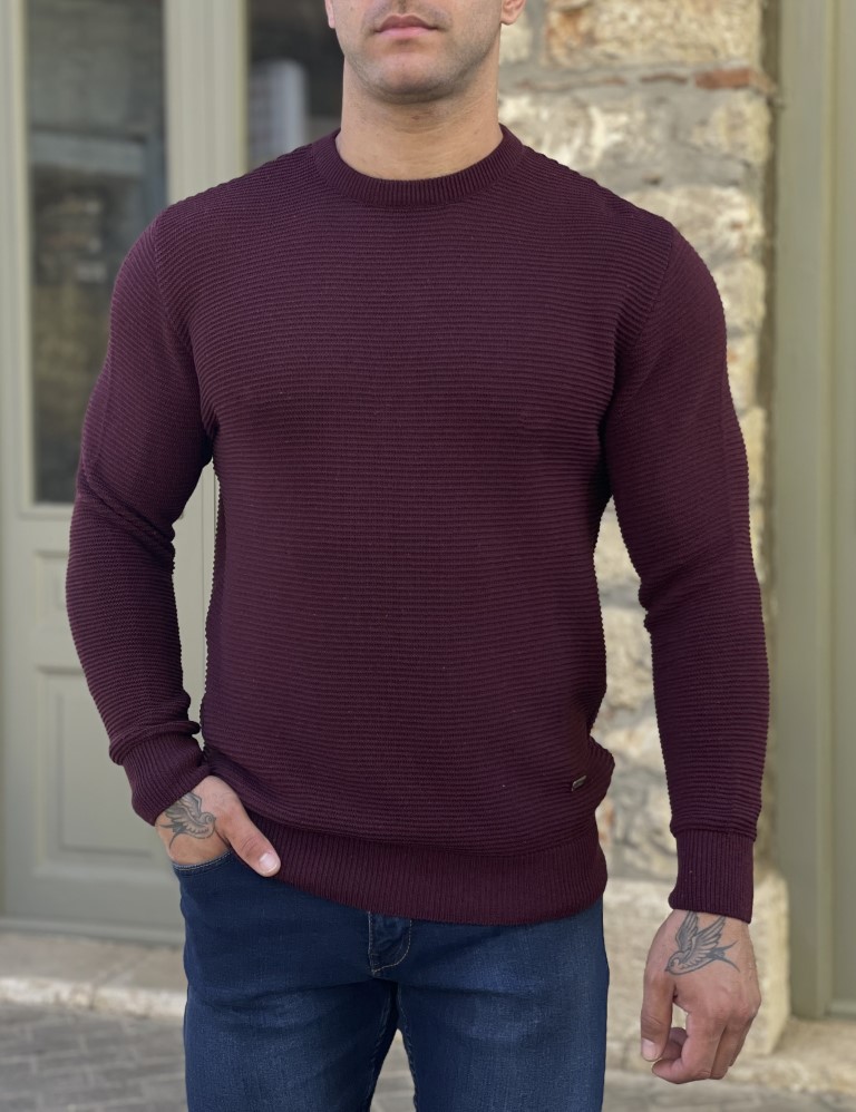 Ανδρικό πλεκτό πουλόβερΕλληνικής κατασκευήςτης εταιρείας Darious.Διαθέτει λάστιχο στα τελειώματα και η λαιμόκοψη του είναι στρογγυλή.Κανονική εφαρμογή με ελαστικότητα στο υφασμά του.Σύνθεση: 50% acr, 50% cotΤο μοντέλο έχει ύψος 1,85 είναι 95 κιλά και φοράει XL