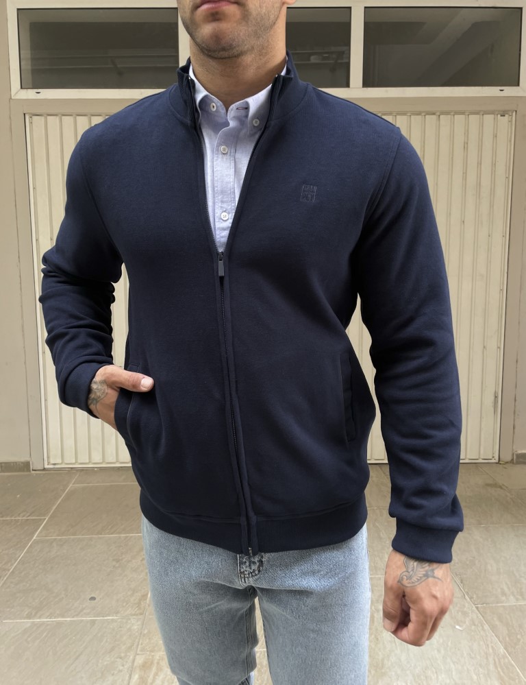 Ανδρική βαμβακερή ζακέτα.Μονόχρωμημε γιακά και φερμουάρ και διακριτικό κέντημα στο στήθος . Διαθέτει λάστιχο στα τελειώματα της.Κανονική εφαρμογή με ελαστικότητα στο ύφασμά τηςΣύνθεση: 100% cottonΤο μοντέλο έχει ύψος 1.85 και 95 κιλά. Φοράει μέγεθος XXL