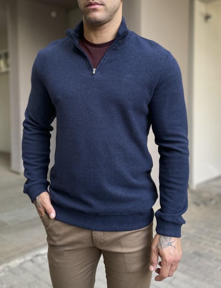 Ανδρικό πλεκτό πουλόβερ. Διαθέτει λάστιχο στα μανίκια και στο τελείωμα καιγιακάμε φερμουάρ.Κανονική εφαρμογή με ελαστικότητα στο ύφασμά του.Σύνθεση: 100% cottonΤο μοντέλο έχει ύψος 1.85 και 95 κιλά. Φοράει μέγεθος XXL