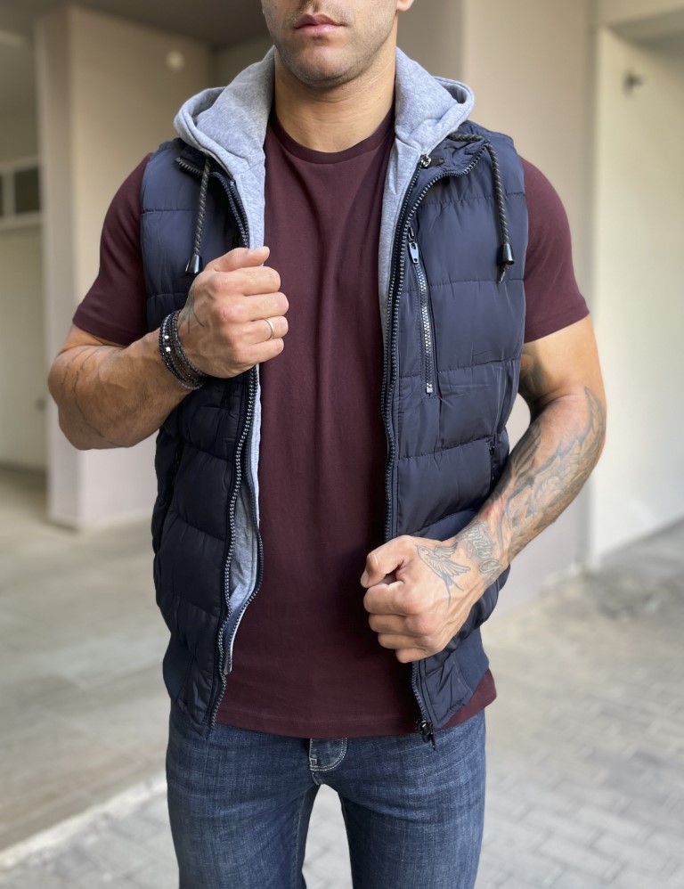 Ανδρικό μονόχρωμο αμάνικο Jacket με εξωτερικές ραφές και τσέπες. Διαθέτει κουκούλα αποσπώμενη. Εσωτερικά είναι φοδραρισμένο και επενδυμένο με υαλοβάμβακα. Στο τελειωμά του διαθέτει λάστιχοΚλείνει με φερμουάρΣτενή εφαρμογή(προτείνουμε ένα νούμερο μεγαλύτερο εάν το νούμερο που επιλέγετε συνήθως είναι οριακό)Σύνθεση: 100% polΤο μοντέλο έχει ύψος 1.85 και βάρος 95κιλά και φοράει XXL μέγεθος .